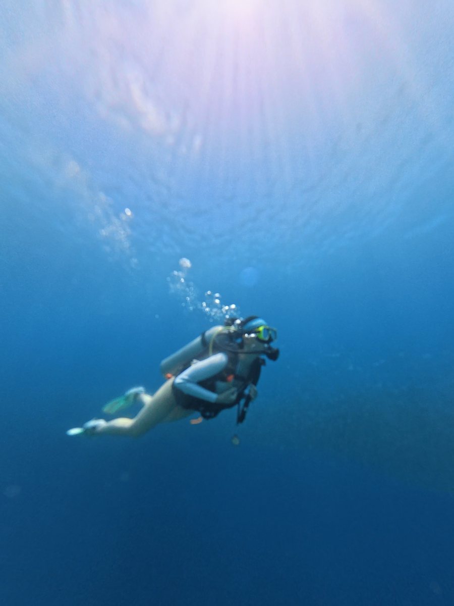 梁嘉欣在水下潜水