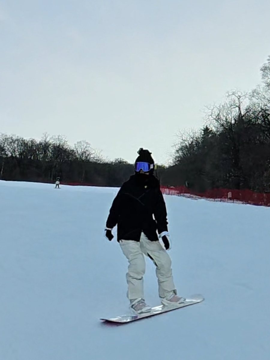 梁嘉欣在雪场单板滑雪