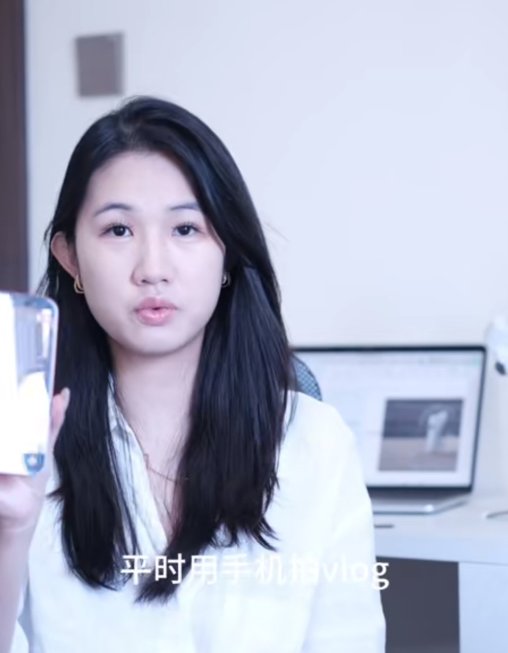 手持产品出镜拍摄的画面