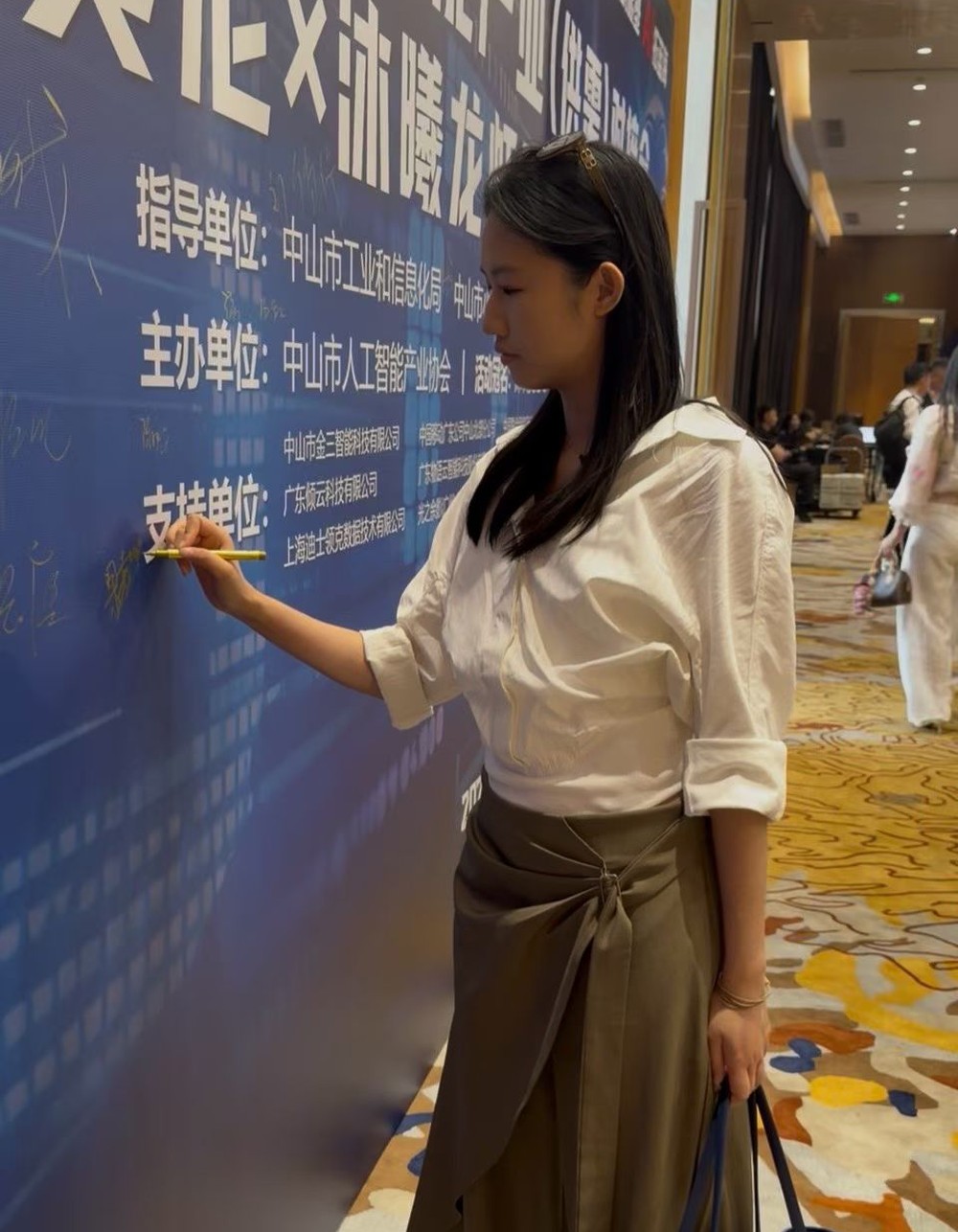 在活动现场为企业做讲解